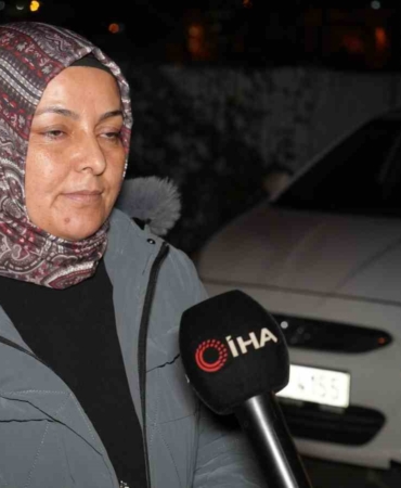 Arnavutköy’de başıboş at otomobillere çarptı: 2 araç hasar aldı