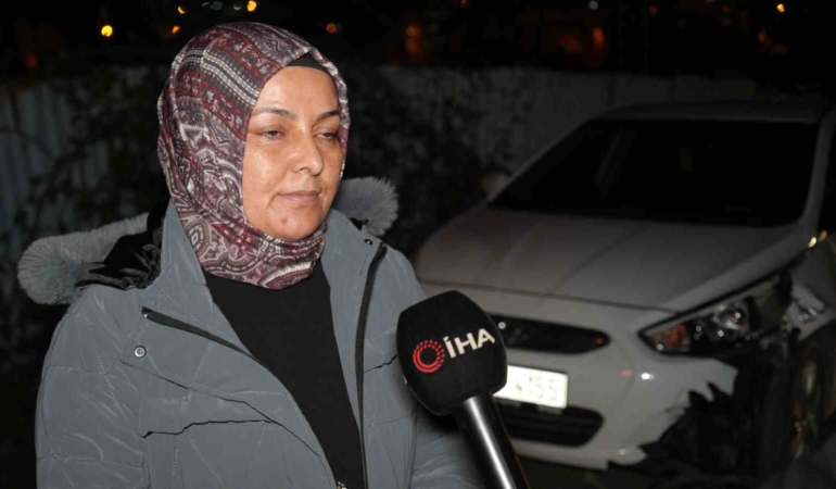 Arnavutköy’de başıboş at otomobillere çarptı: 2 araç hasar aldı