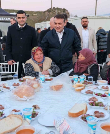 Büyük yangın sonrası yaralarını saran vatandaşlar iftarda bir araya geldi