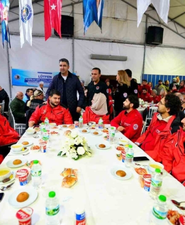 Kartal Belediyesi, Afet ve Arama Kurtarma ekiplerini iftar sofrasında buluşturdu