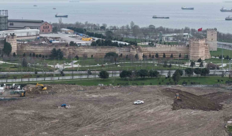 Tarihi Kazlıçeşme Meydanı’nda moloz utancı sona eriyor