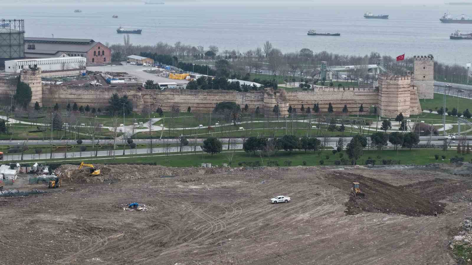 Tarihi Kazlıçeşme Meydanı’nda moloz utancı sona eriyor