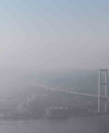 İstanbul güne sisle uyandı: Edirnekapı’da sis bulutları arasında dalgalanan Türk Bayrağı görsel şölen sundu