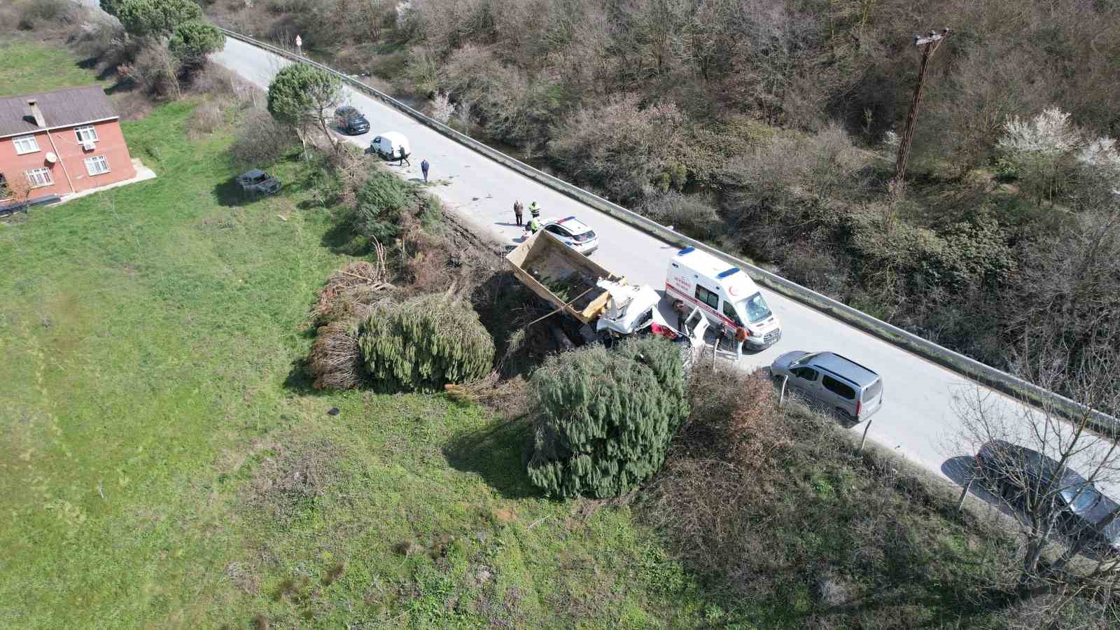 Arnavutköy’de hafriyat kamyonu çayırlık alana uçtu, ağaçların devrildiği alan havadan görüntülendi