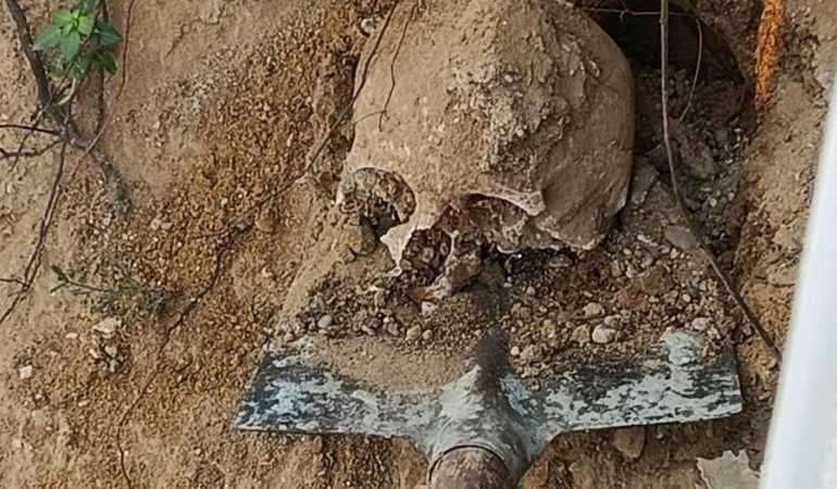 Bahçede yapılan kazıda insan kafatası ve kemikler bulundu