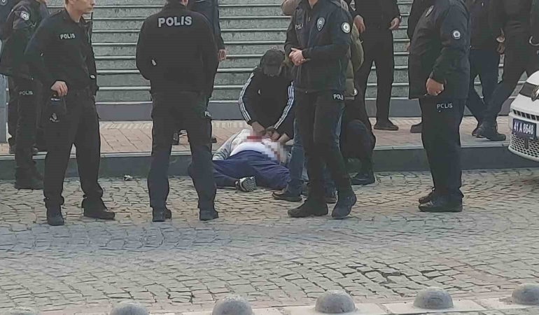 Kendisine istismarda bulunduğunu iddia ettiği şahsı adliye önünde kalbinden bıçakladı