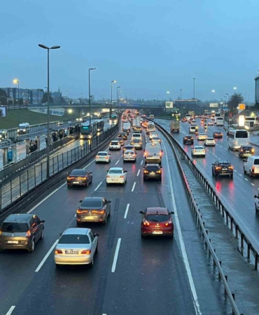 İstanbul’da bayram sonrası haftanın ilk günü sabah saatlerinde trafik yoğunluğu oluştu