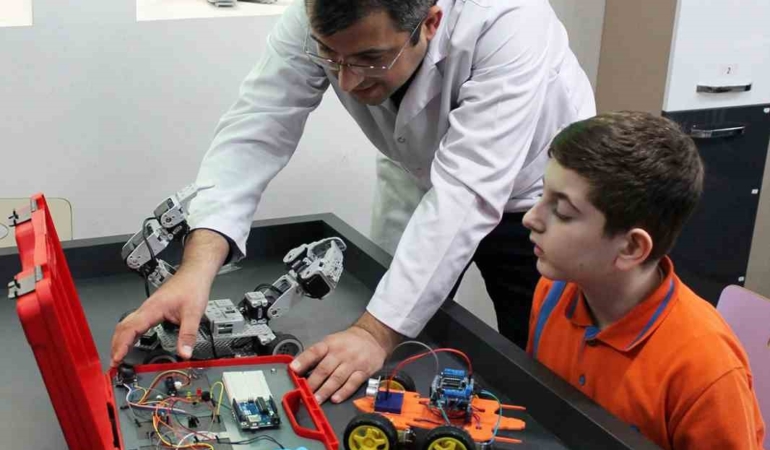 İhlas Koleji öğrencileri TÜBİTAK bölge finallerinde: 19 bin proje arasından çifte başarı