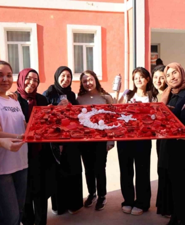 Bilecik’te sıfır atık etkinliğinde atıklarla Türk bayrağı oluşturuldu