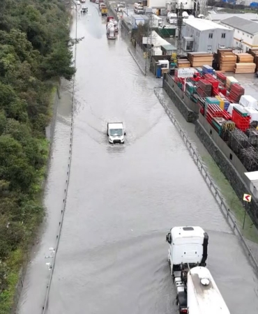 Eyüpsultan’da göle dönen yol havadan görüntülendi