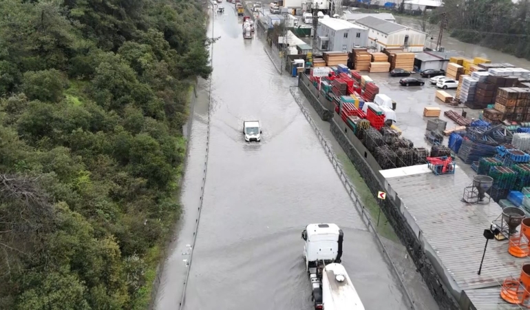 Eyüpsultan’da göle dönen yol havadan görüntülendi
