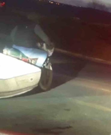 Motosikletle yatak taşıdı