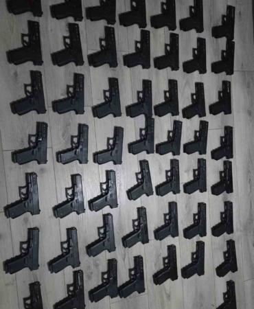 İstanbul’da gözaltına alınan kişinin evinden ve aracından 50 tabanca çıktı