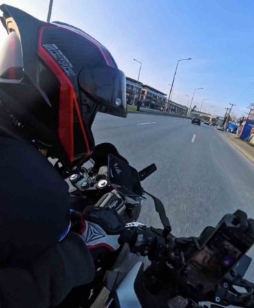 Bir anda şerit değiştirdi, motosikletler çarpıştı