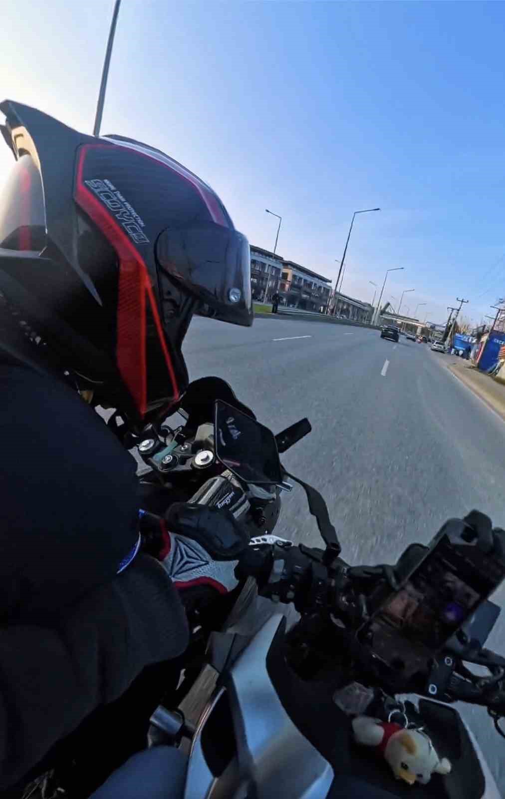 Bir anda şerit değiştirdi, motosikletler çarpıştı