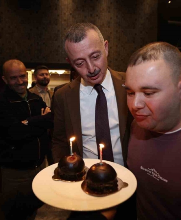 Arif’e iftar sofrasında sürpriz doğum günü