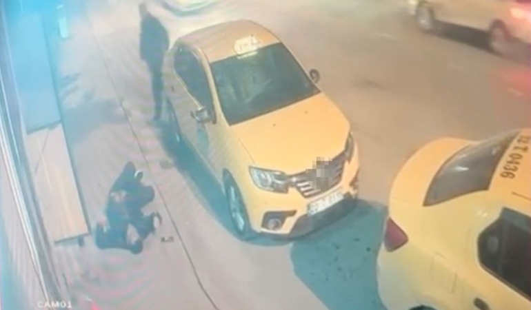 Yerde can çekişirken bakıp geçtiler, hayatını kaybetti