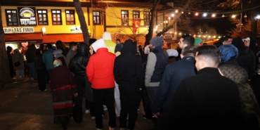 Bursalılar sahurda tarihi meydanda buluştu