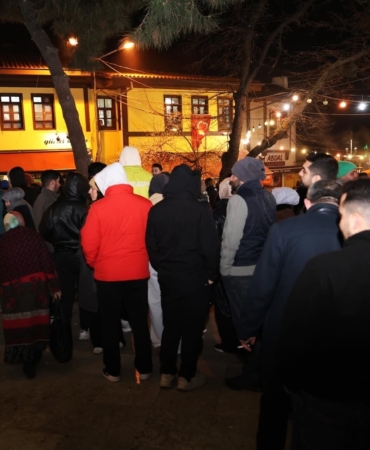 Bursalılar sahurda tarihi meydanda buluştu
