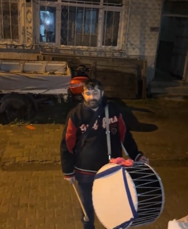 Davulcunun bahşiş pazarlığı gülümsetti