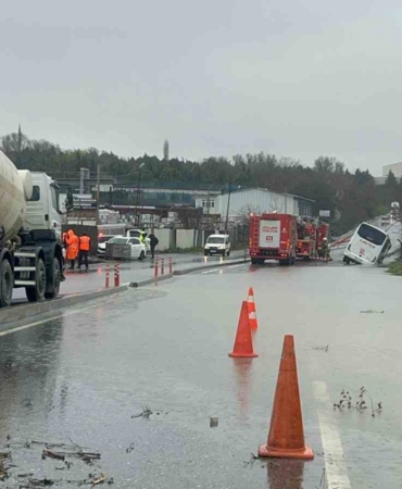 Eyüpsultan’da servis aracı su dolu kanalda yan yattı
