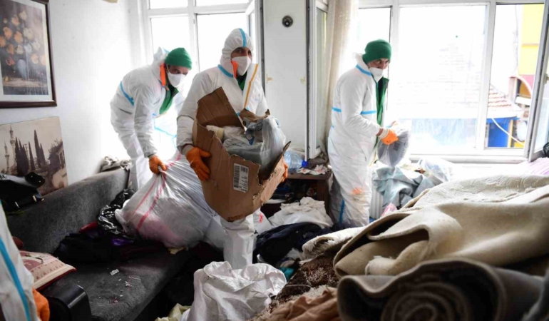 Bir daireden 4 kamyon çöp çıktı