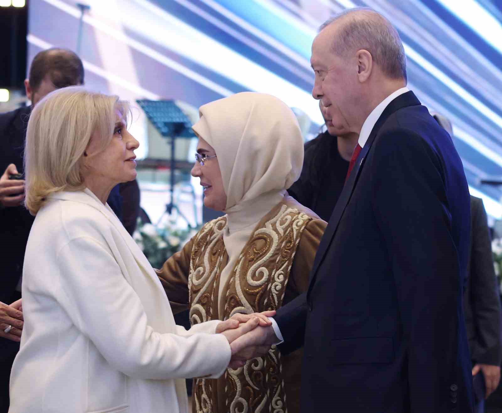 Cumhurbaşkanı Erdoğan: "Her kim, kadına ve çocuğa şiddet uyguluyorsa, zulmediyorsa insanlıktan nasibini almamış demektir"