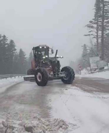 Uludağ’da bayramda kar sürprizi: Yollar beyaza büründü, ekipler seferber oldu