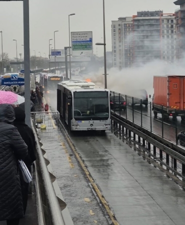 Şişli’de metrobüsün motor kısmında yangın çıktı