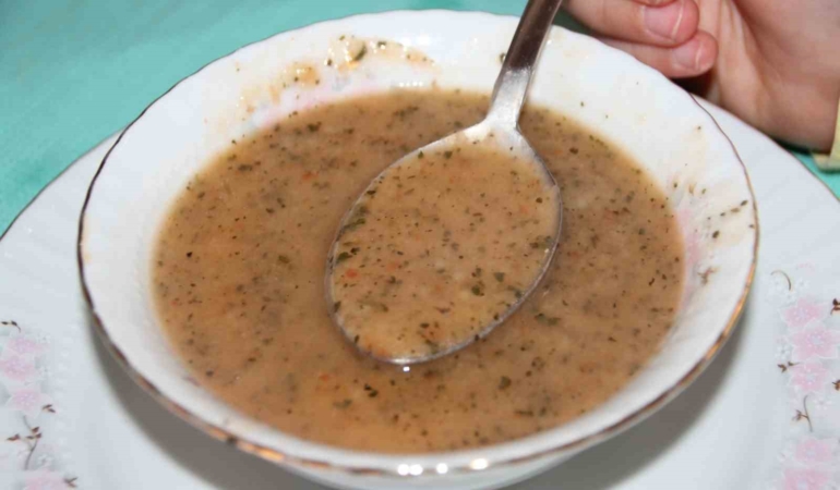 Bilecik’te Ramazan ayının vazgeçilmesi ısırgan otlu tarhana çorbası