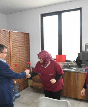 Altıeylül’ de kadın emeğine karanfilli kutlama