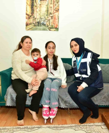 Esenyurt Belediye Başkan Vekili Can Aksoy, 11 yaşındaki Nazlı’ya paten sürprizi