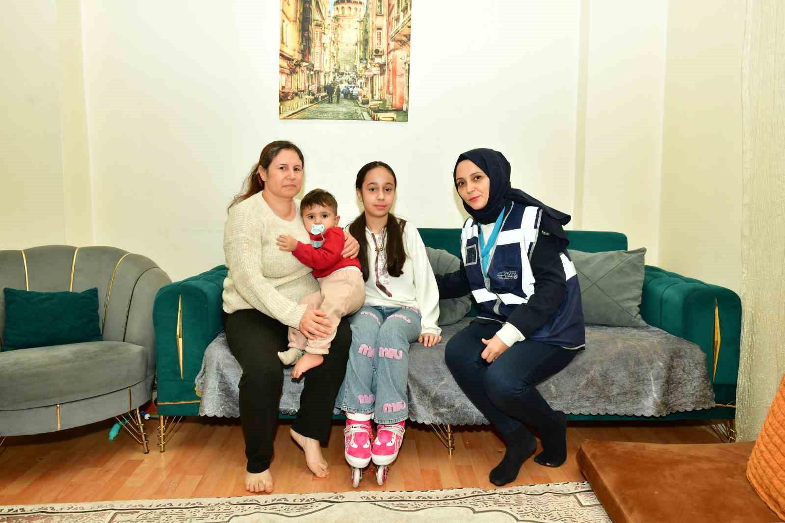 Esenyurt Belediye Başkan Vekili Can Aksoy, 11 yaşındaki Nazlı’ya paten sürprizi