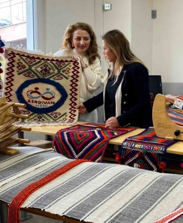 Üniversiteli öğrenciler geleneksel dokumayı yerinde öğrendi