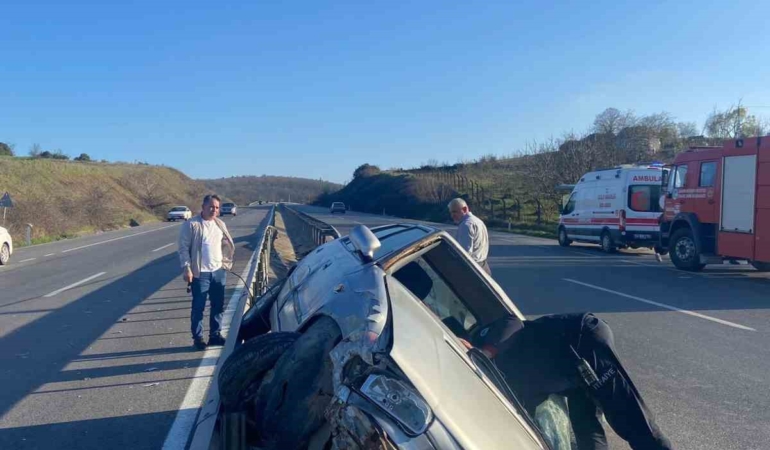 Sakarya’da kontrolden çıkan otomobildeki 2 kişi yaralandı