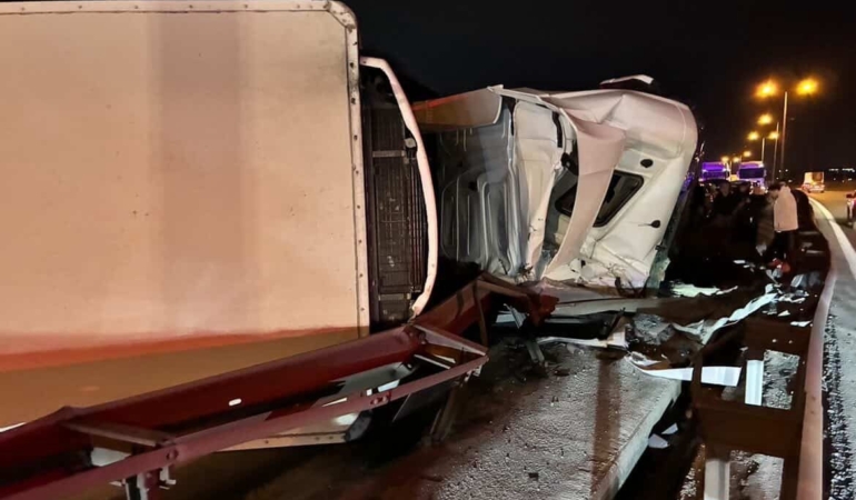 Büyükçekmece TEM Otoyolu’nda tır devrildi: Kilometrelerce trafik oluştu