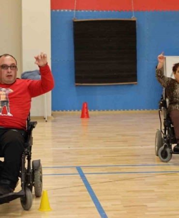 "Engellisin evlenemezsin" dediler, onlar akülü sandalyede zeybek oynuyor