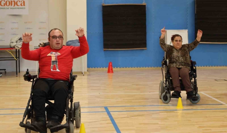 "Engellisin evlenemezsin" dediler, onlar akülü sandalyede zeybek oynuyor