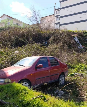 Freni boşalan otomobil şarampole uçtu: Baba ve oğlu yaralandı
