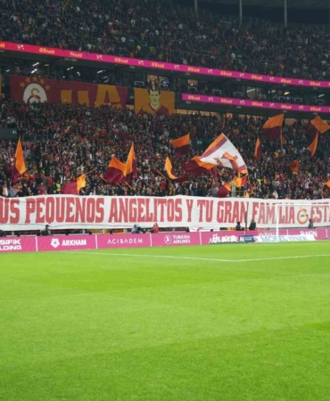 Galatasaray taraftarından, Lucas Torreira için özel pankart