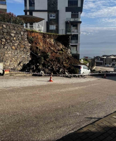 Mudanya’da yağmura dayanamayan istinat duvarı çöktü