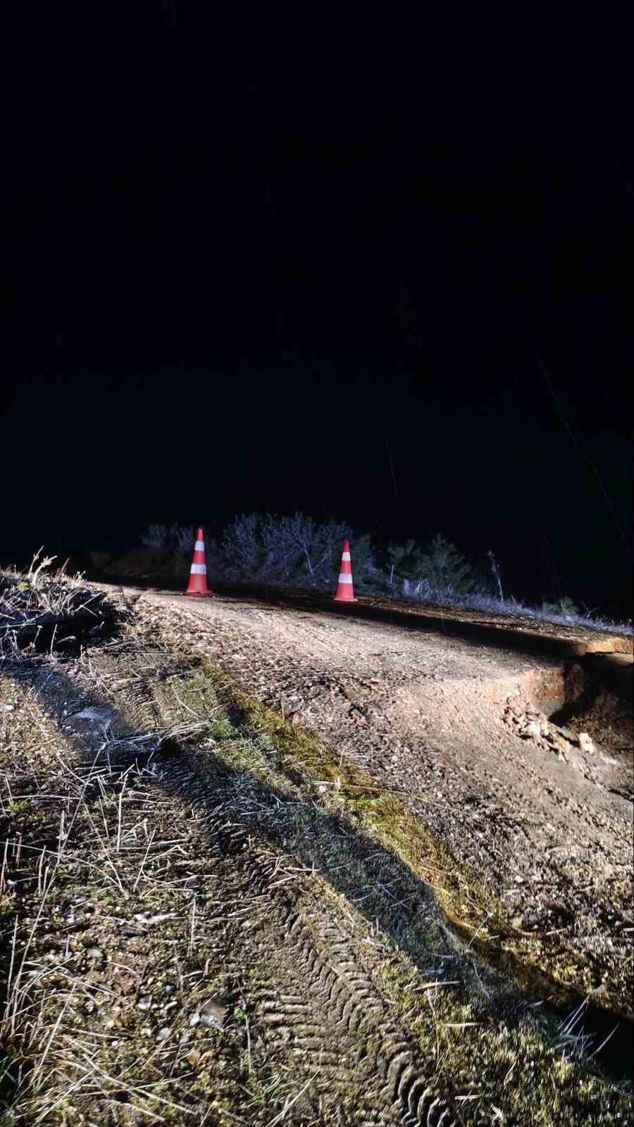 Bilecik’te yağış nedeniyle köy yolu çöktü
