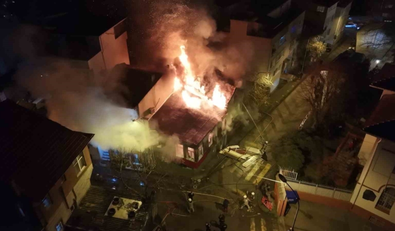 Üsküdar’da tarihi metruk binalarda yangın
