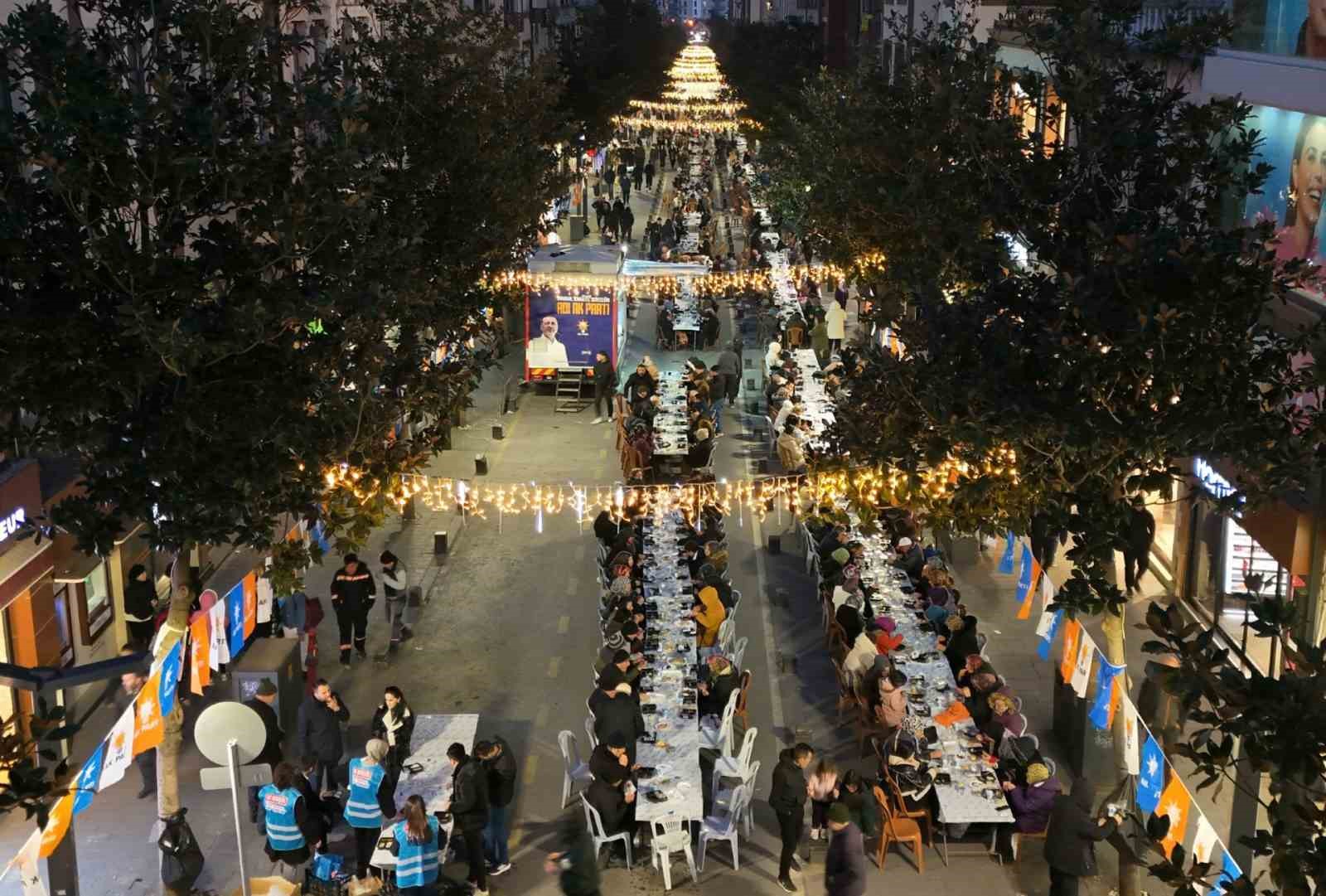 Balıkesir’de 10 bin kişi caddede iftarda buluştu