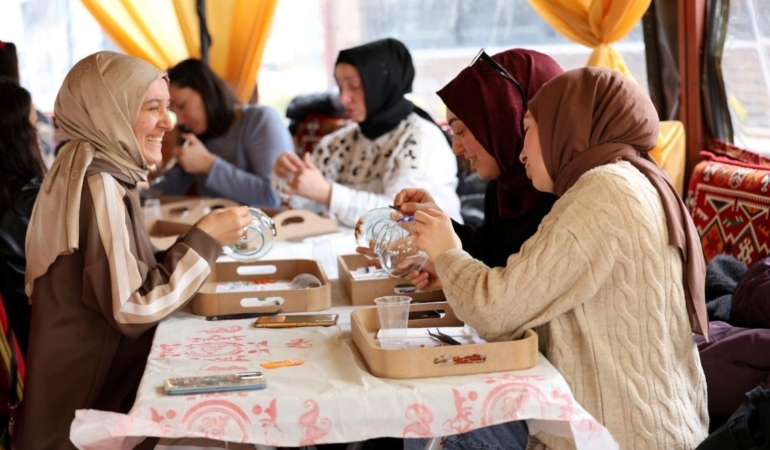 Kartepe’de kurulan otağ çadırında geleneksel sanatlar yaşatılıyor