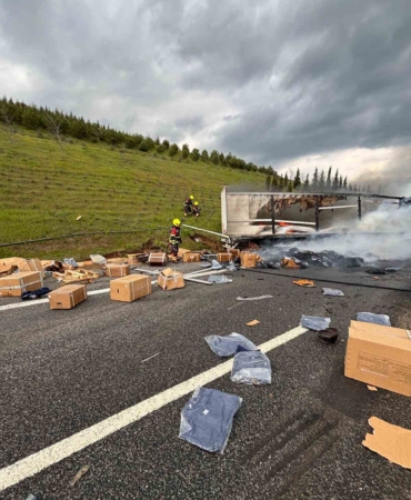 Balıkesir’de otoyolda korkutan tır yangını: 2 yaralı
