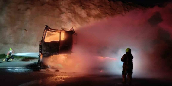 Balıkesir’de kauçuk yüklü tır alev alev yandı