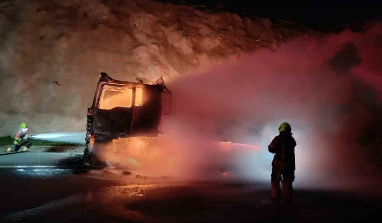 Balıkesir’de kauçuk yüklü tır alev alev yandı