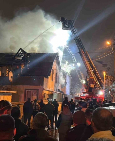 Elektrikli ısıtıcı evi alev alev yaktı: 3 kişi dumandan etkilendi