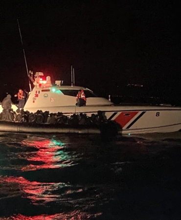 Ayvalık’ta motoru arızalanan botla denizde sürüklenen 39 göçmen kurtarıldı